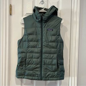 NWT. Patagonia Women’s Hi-Loft Down Hooded Vest. Size Small.